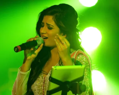 Shreya Ghoshal at concert